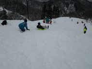 午前中はソリ遊びも