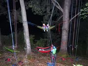 夜でも人気の樹上ハンモック