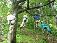 ロープをつたって登ります