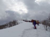 こんな所も登っていきます