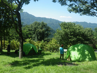 最高の天気の下、テント村ができました