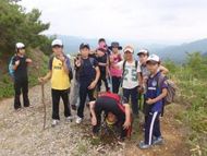 展望コースで小学校を見下ろしながら休憩中