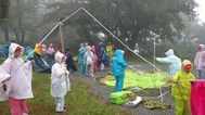 雨の中のテント設営